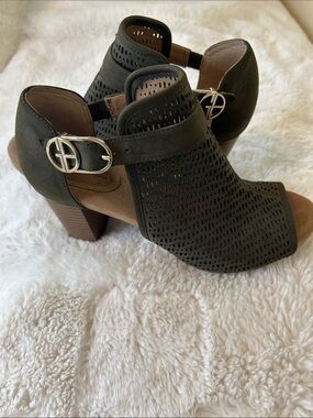 Giani Bernini Olive Green Peep-Toe Perforated Block Heel Sandals 6M
